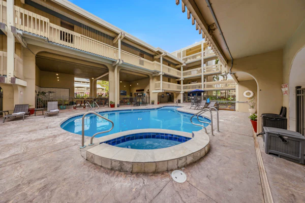 Classic island condo w/ partial ocean view, & shared hot tub & pool
