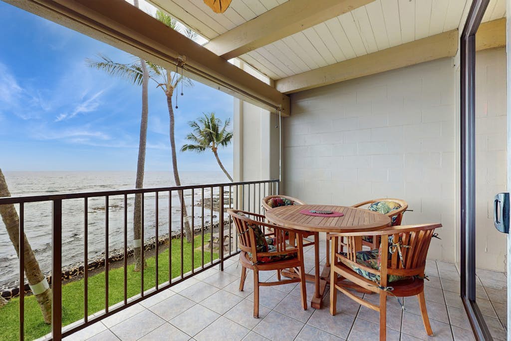 Lovely oceanfront villa with pool, hot tub & lanai