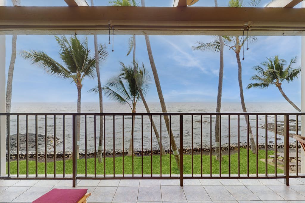 Lovely oceanfront villa with pool, hot tub & lanai