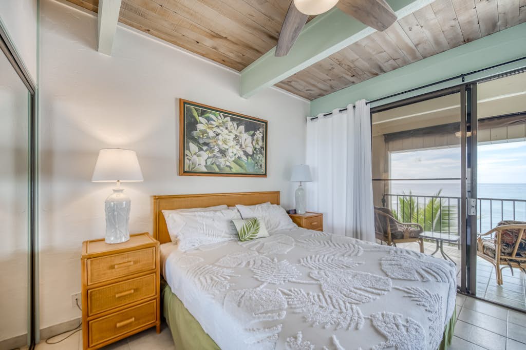 Lovely oceanfront condo with view, full kitchen, shared hot tub & pool