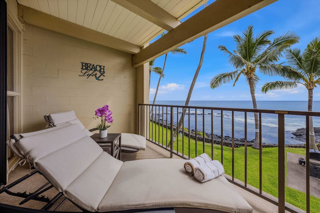 Colorful oceanfront condo with pool, views & high-speed WiFi