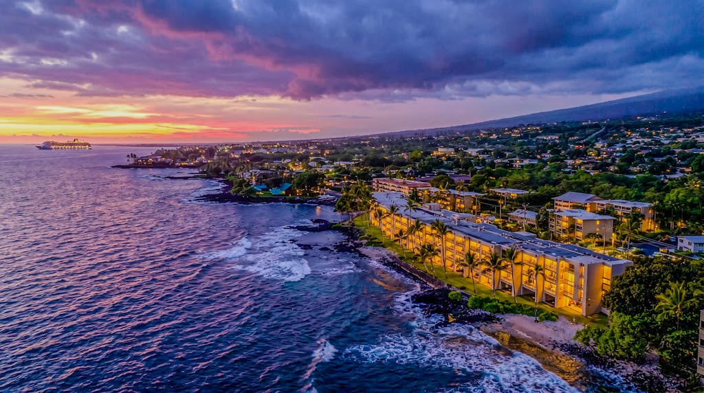 Colorful oceanfront condo with pool, views & high-speed WiFi