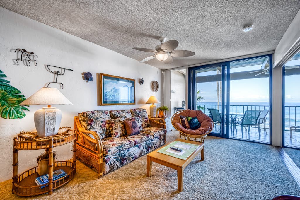 Enchanting oceanfront condo with pool, views & high-speed WiFi