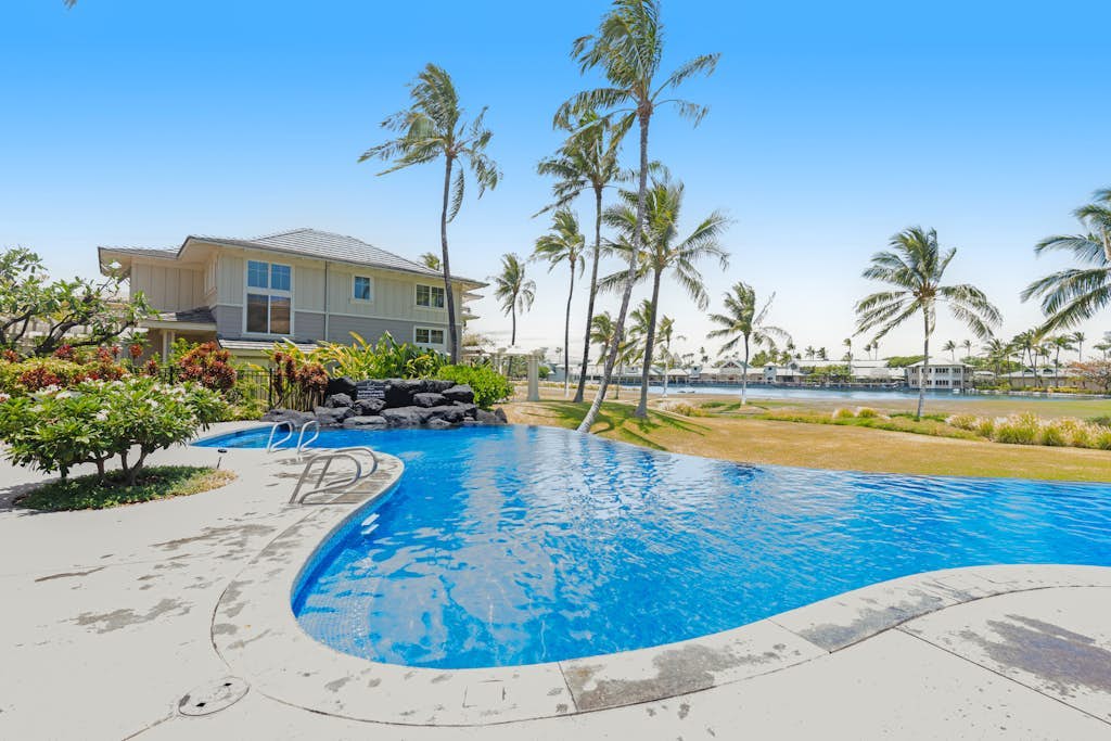 Ground-floor, golf-view condo near A-Bay beach & shops with infinity pool & spa