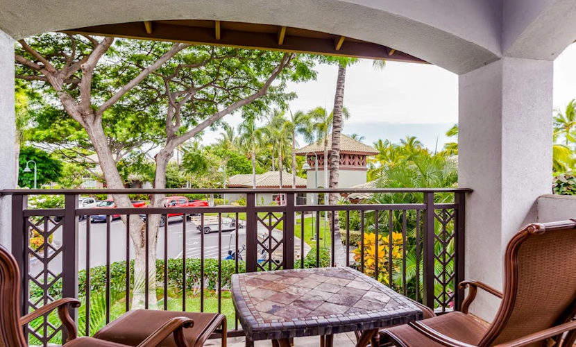 Island getaway with heated pool, hot tub, golf, AC, & private beach - walk to dining