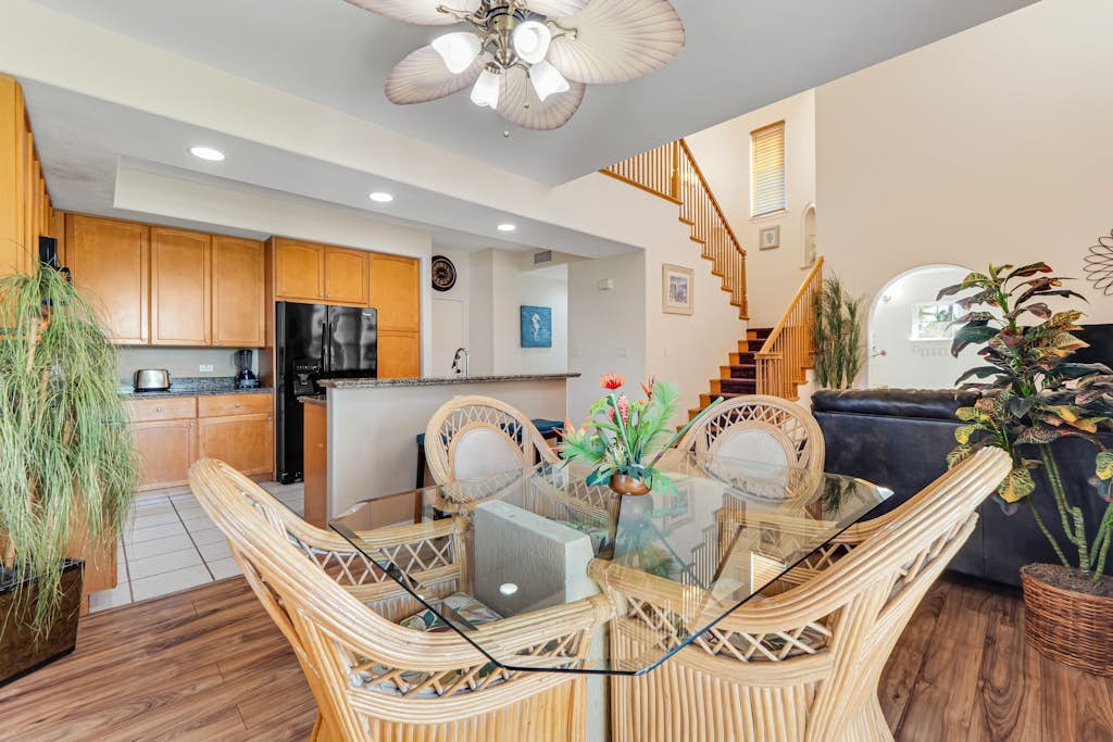 Two-story condo with 2 lanais, pools, hot tubs, tennis & gym - near beach/golf