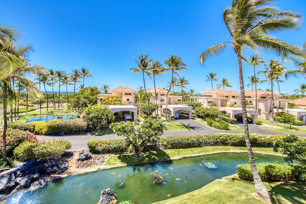 Third floor condo with ocean views, pool and hot tub access, and golf nearby