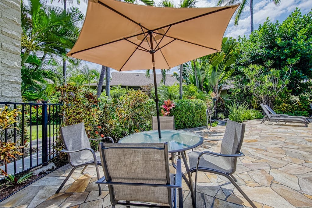 Updated 2nd-floor condo in heart of Kona with lanai, pool, grills