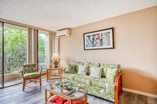 Updated 2nd-floor condo in heart of Kona with lanai, pool, grills