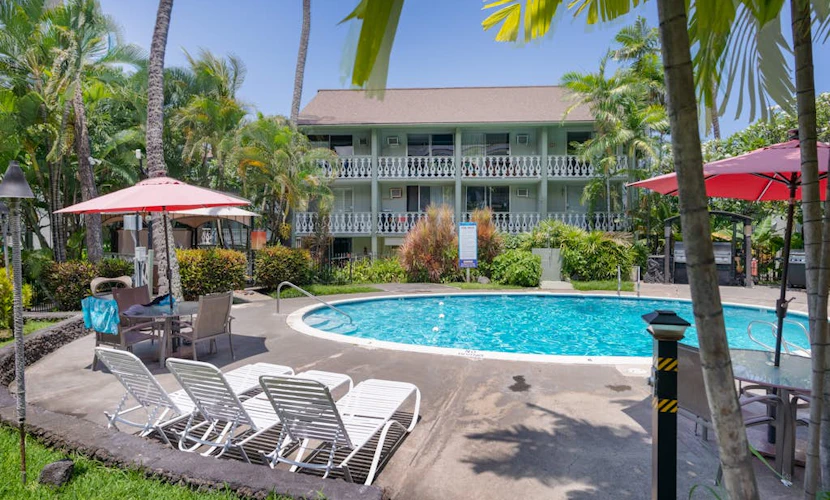 Clean & comfortable studio in the heart of Kailua Kona with pool, hot tub & AC