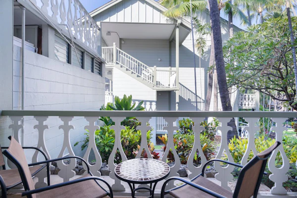 Clean & comfortable studio in the heart of Kailua Kona with pool, hot tub & AC