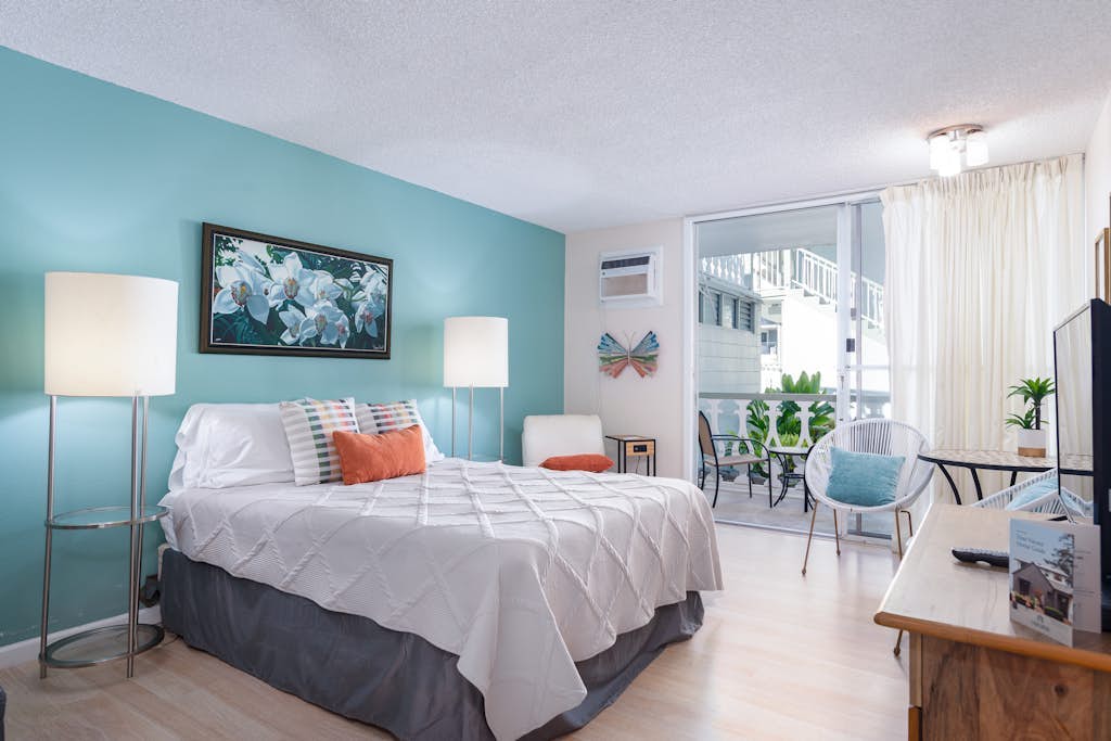 Clean & comfortable studio in the heart of Kailua Kona with pool, hot tub & AC