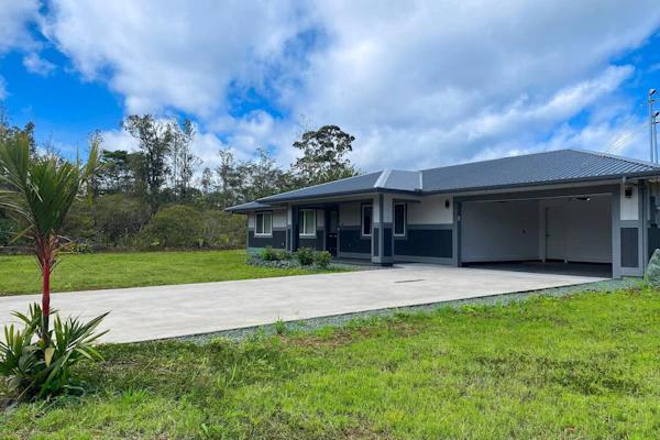 Newly-built dog-friendly home with large yard, shaded patio, & washer/dryer