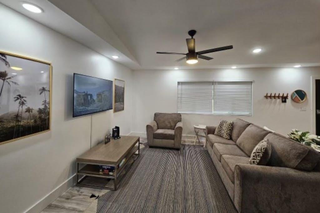 Newly-built dog-friendly home with large yard, shaded patio, & washer/dryer