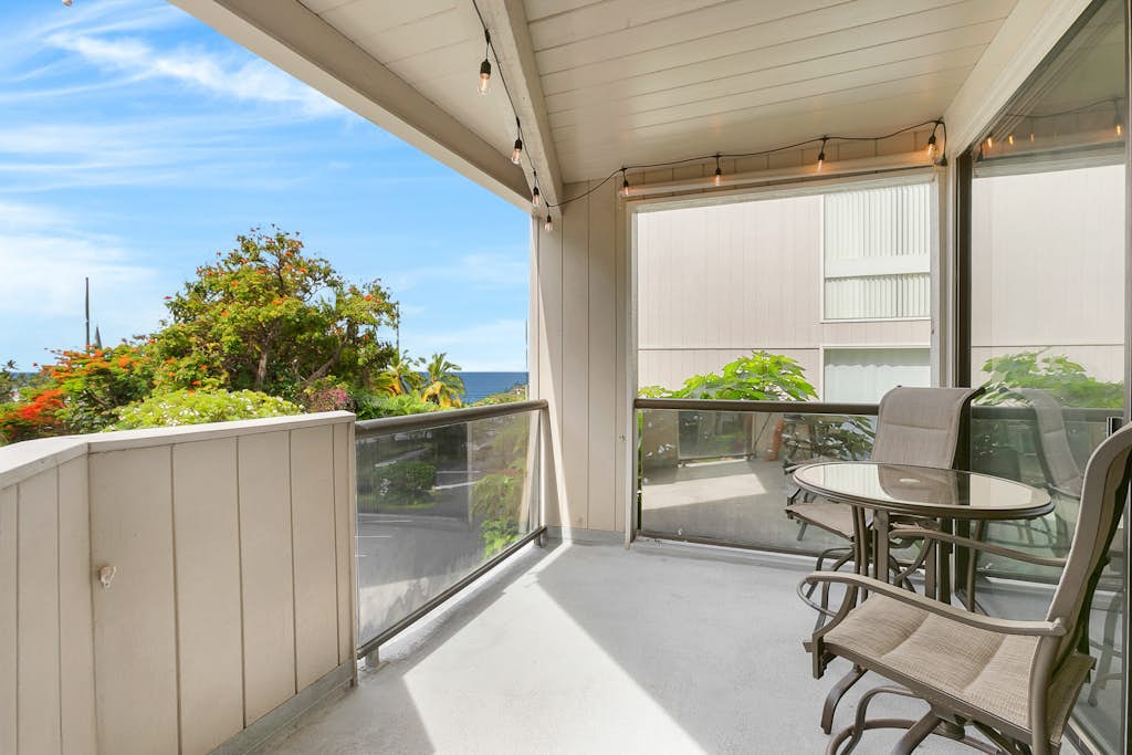 Casa Tropical Kona in Kailua-Kona with an ocean view & pool - walk to the beach