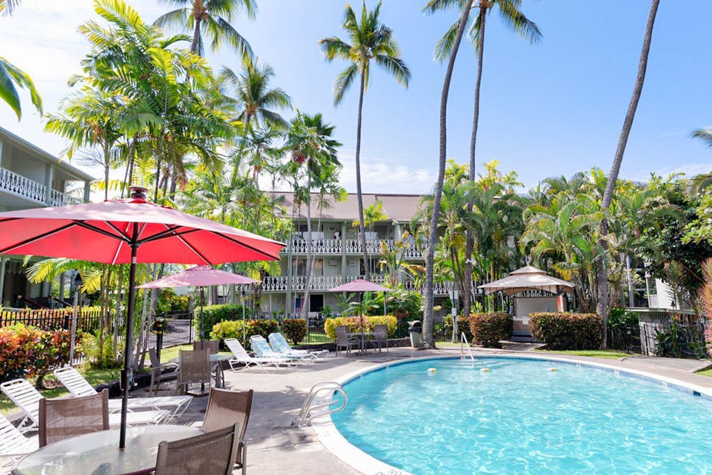 Remodeled & private studio with WiFi, balcony, & shared pool/hot tub/gas grills