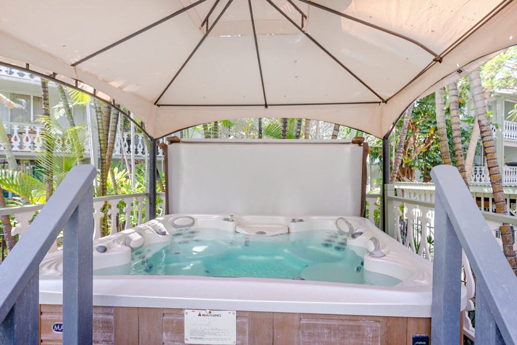 Remodeled & private studio with WiFi, balcony, & shared pool/hot tub/gas grills