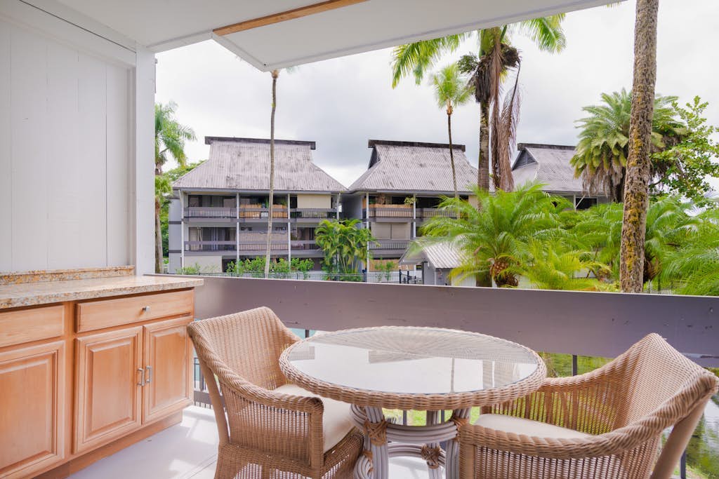 Gorgeous condo with water view, pool, private lanai & full kitchen