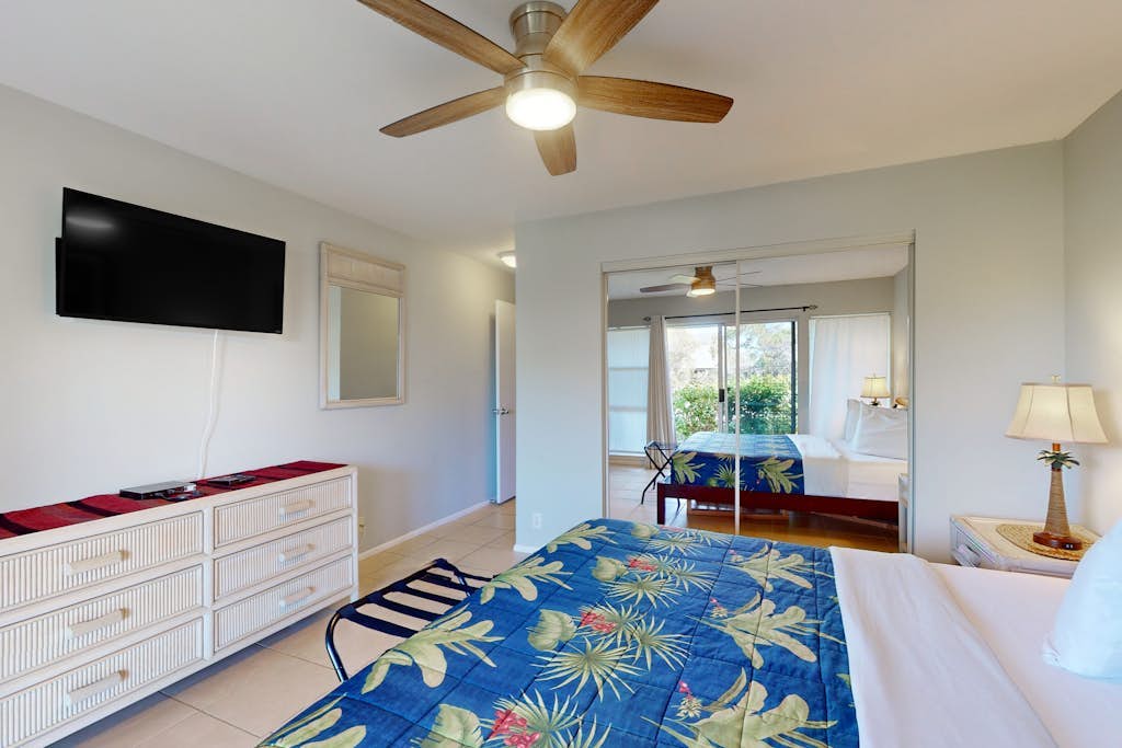 Lush tropic stay with a lanai, washer/dryer, shared pool, hot tub, & game room