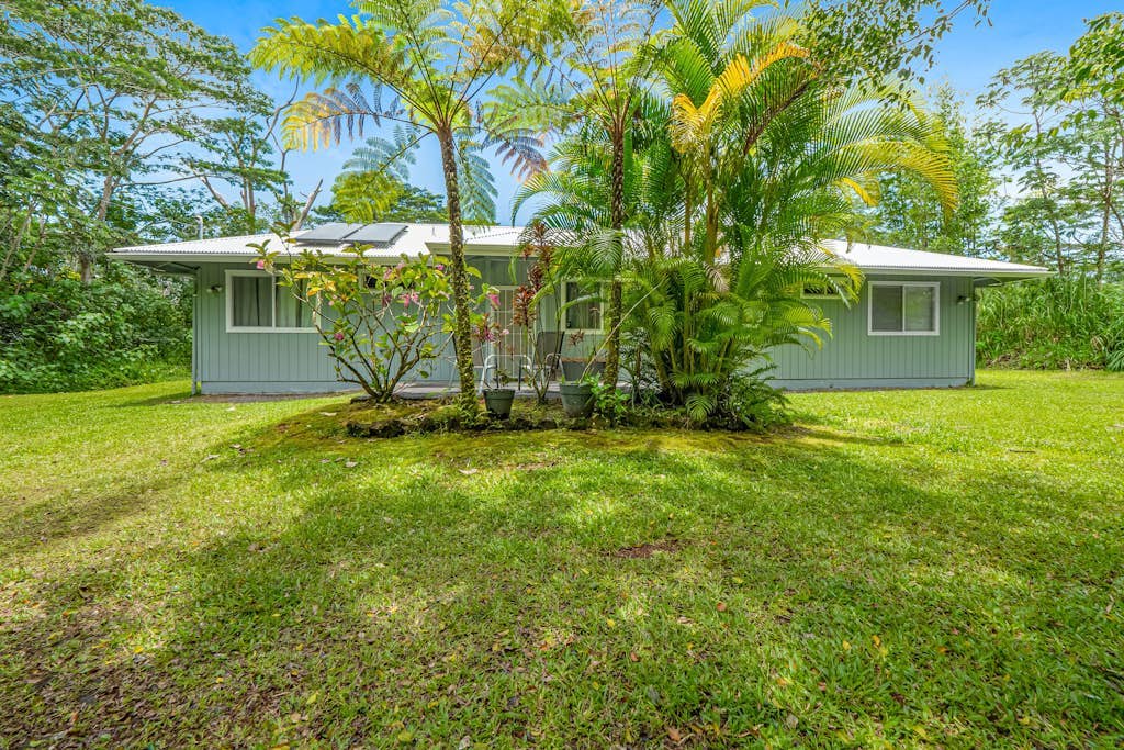 Snowbird-friendly home near the beach with patio, grill, outdoor dining area