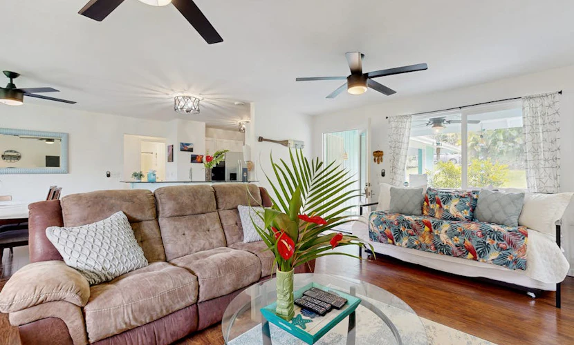Dog-friendly home near the ocean with lanai, washer/dryer, desk and Free Wifi