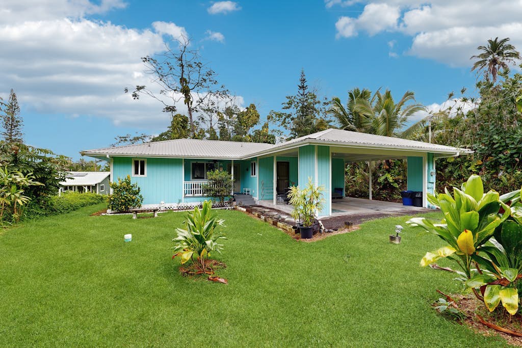 Dog-friendly home near the ocean with lanai, washer/dryer, desk and Free Wifi