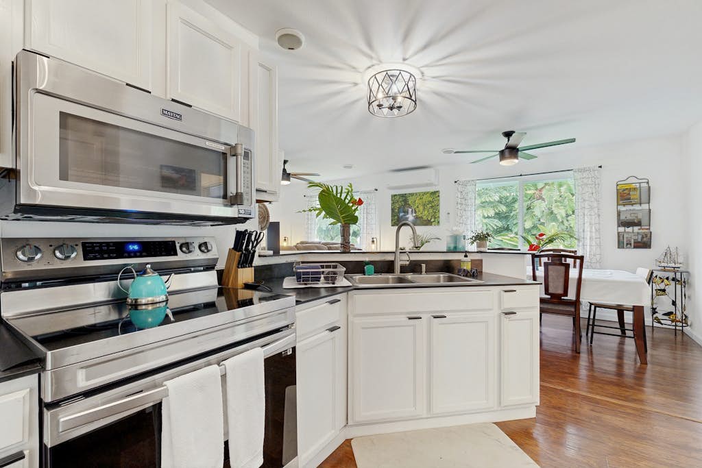 Dog-friendly home near the ocean with lanai, washer/dryer, desk and Free Wifi