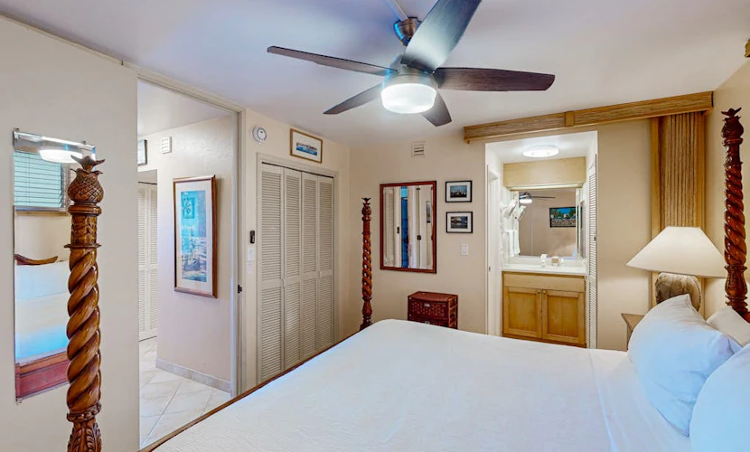Snowbird-friendly condo with ocean view, pool, washer/dryer, lanai, & grill