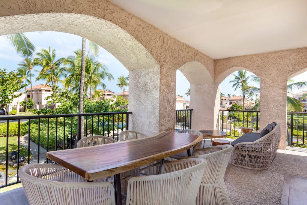 Fully renovated & customized condo with lanai, pool, hot tub, tennis, central AC