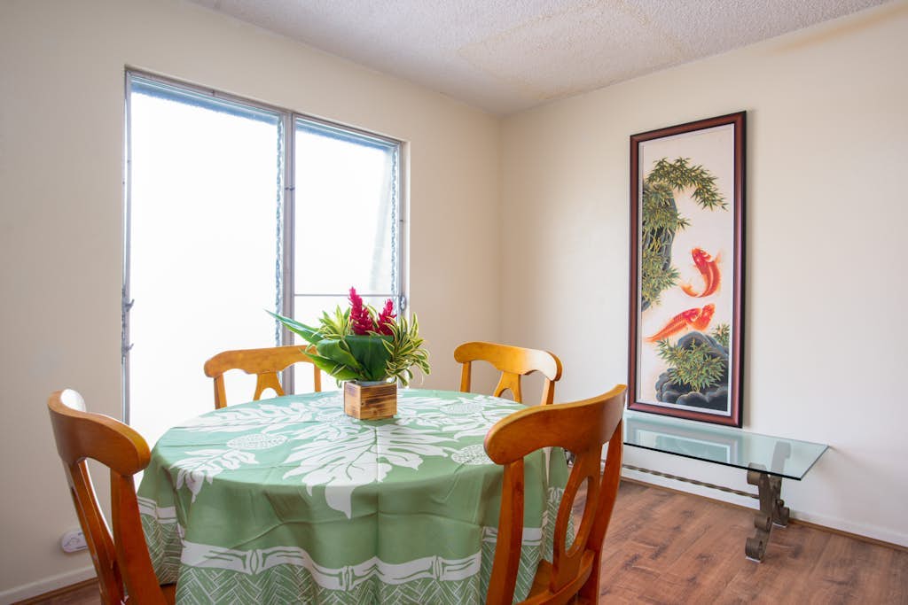 3rd-floor downtown Hilo condo with great location near the bay, W/D, cable, & AC
