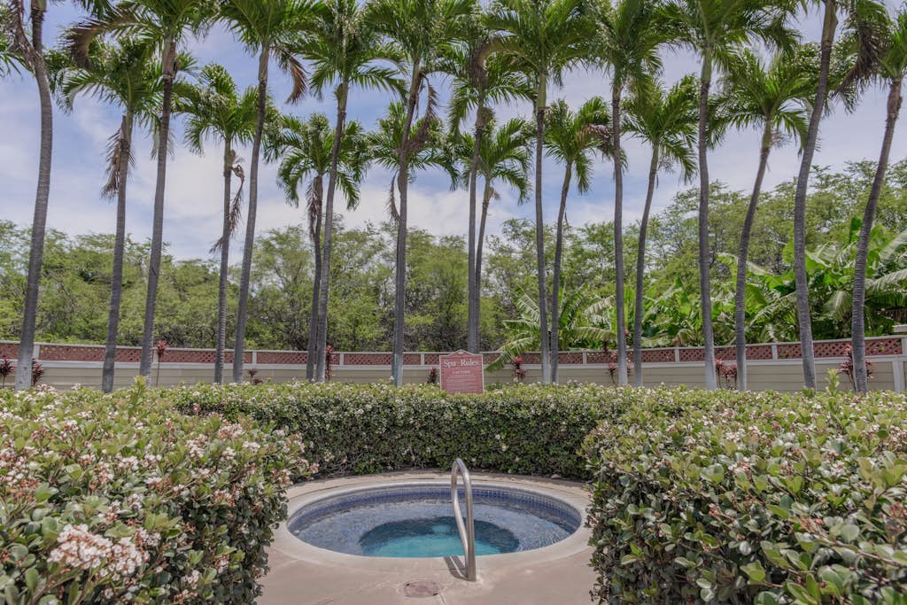 Golf course adjacent condo with heated pool, hot tub, fitness room, tennis