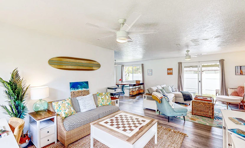 Relaxing dog-friendly home near beaches, private W/D and shared pool