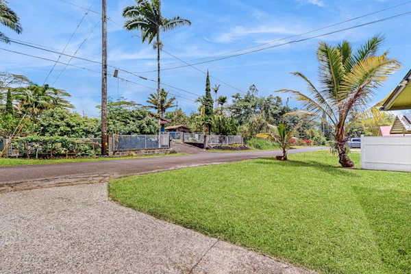 Relaxing dog-friendly home near beaches, private W/D and shared pool