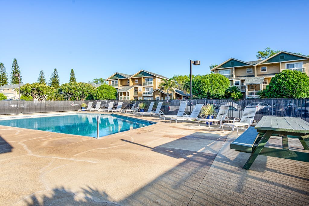 Fresh tropical stay with pool and hot tub access, large lanai, W/D - golf nearby