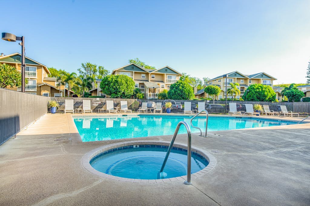 Fresh tropical stay with pool and hot tub access, large lanai, W/D - golf nearby