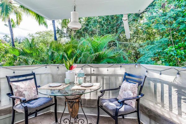 Renovated garden-view condo with screened lanai, 6 pools, & hot tubs