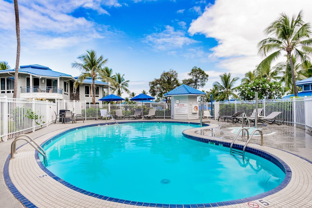 Renovated garden-view condo with screened lanai, 6 pools, & hot tubs