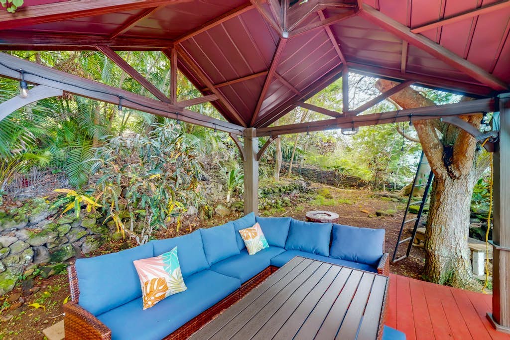 Cozy ohana studio with lush landscaping, lanai with ocean views, gazebo, firepit