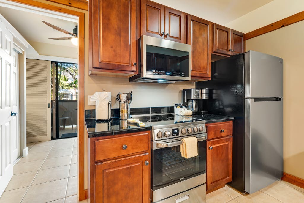 Remodeled condo in the heart of Hilo with pool, lanai & walkable location