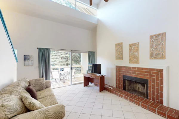 Two-story condo with Mauna Kea view, saltwater pool, hot tub - near beaches/golf