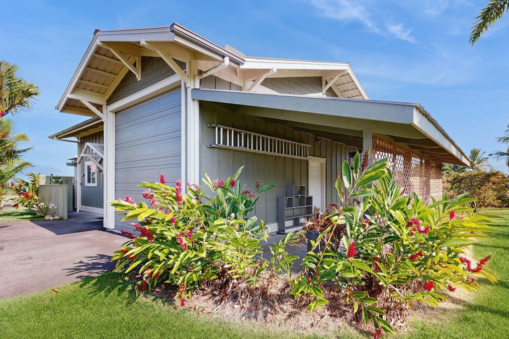 Cozy apartment on botanical estate near the ocean with WIFI & Smart TV