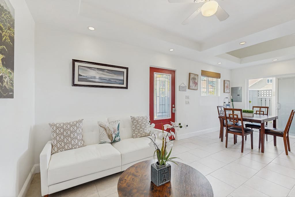 Cozy apartment on botanical estate near the ocean with WIFI & Smart TV