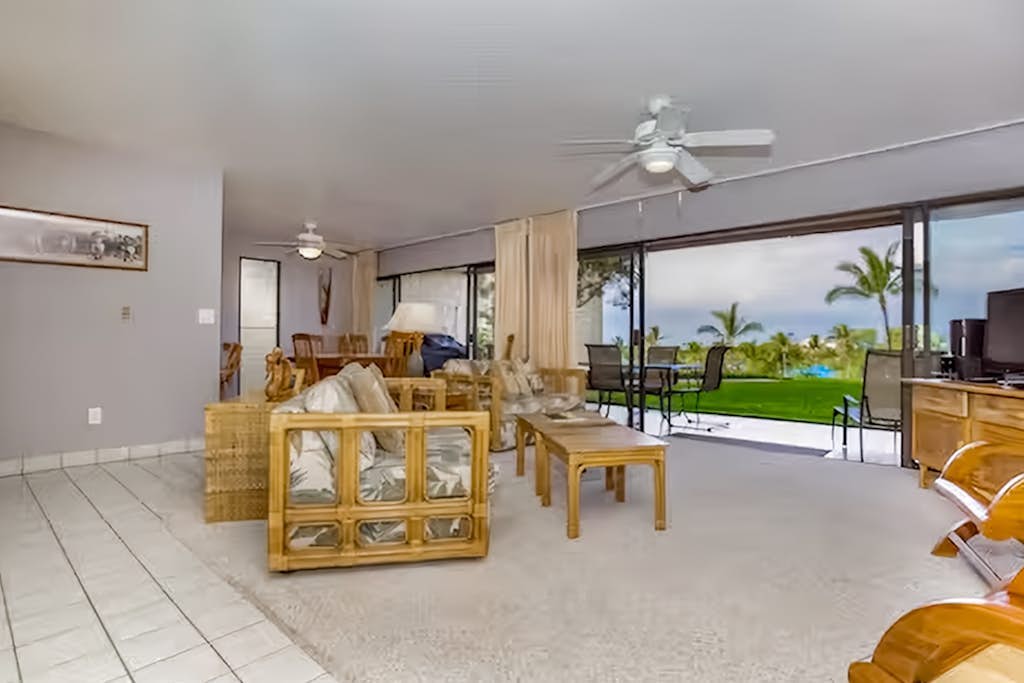 Charming condo w/ golf course view, lanai, gas grill - shared hot tub and pool