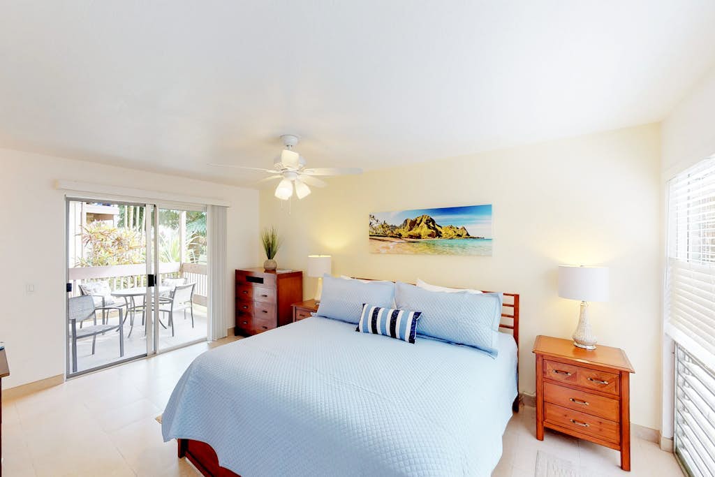 Cozy studio with a furnished lanai, shared pool, hot tub, & BBQs