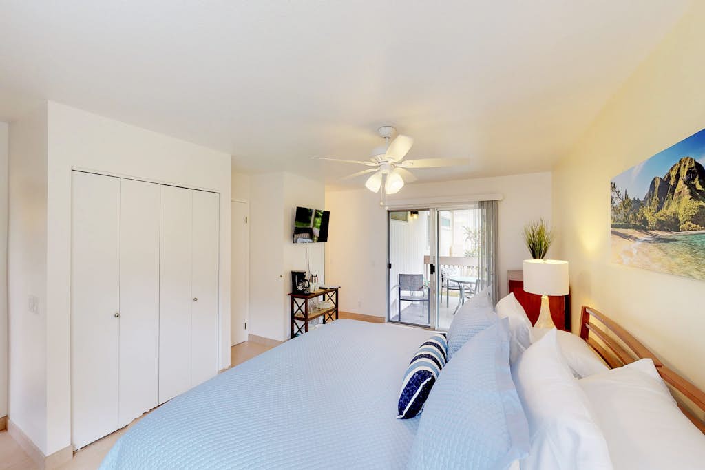 Cozy studio with a furnished lanai, shared pool, hot tub, & BBQs