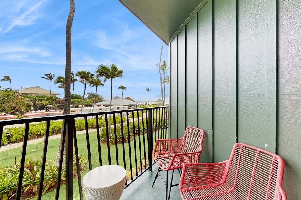 Oceanview getaway w/ shared pools, gym, & hot tub - walk to the beach!