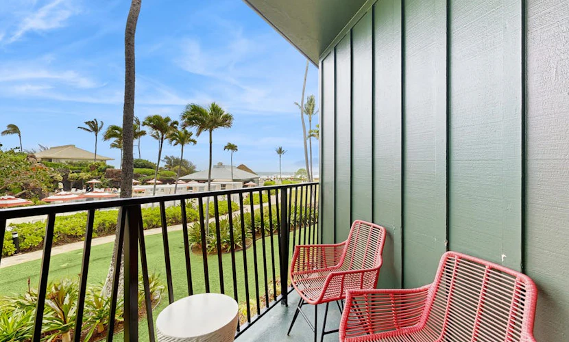Oceanview getaway w/ shared pools, gym, & hot tub - walk to the beach!