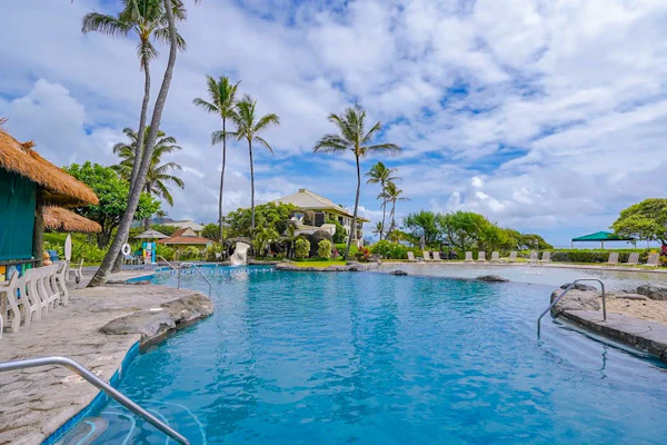 Oceanview getaway w/ shared pools, gym, & hot tub - walk to the beach!