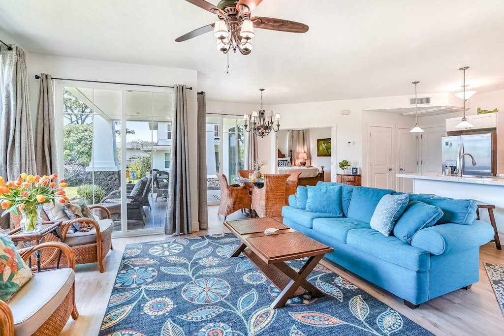 Light-filled condo with golf & mountain views, hot tub, outdoor pool & gym