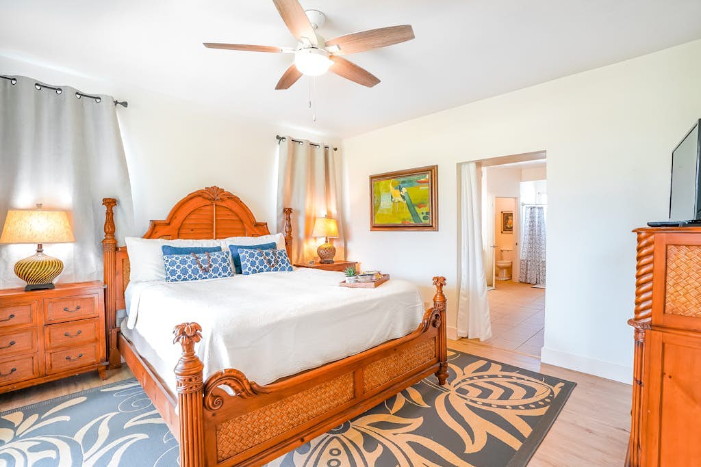 Light-filled condo with golf & mountain views, hot tub, outdoor pool & gym